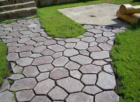 Бетонная дорожка тоже может выглядеть красиво