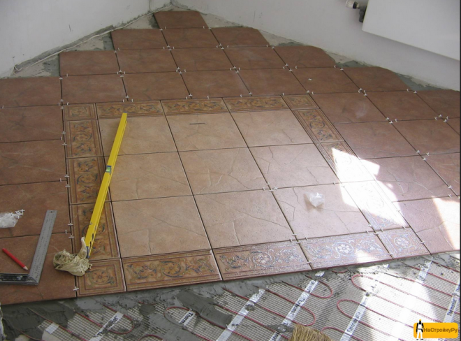 Керамическая плитка в процессе укладки