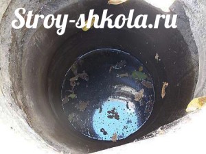 Грязная вода в колодце