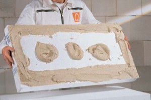 Нанесение клея на пенополистирол