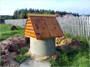 Домик для колодца из бетонных колец