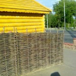Плетеный забор своими руками Плетеный забор своими руками
