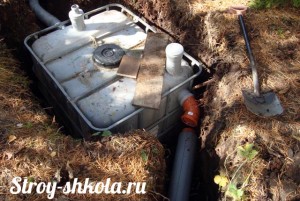 Подвод трубы канализации к септику