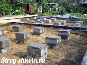 Процесс кладки опорных столбов под фундамент