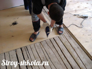 Процесс обшивки пола фанерой