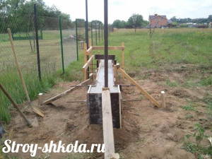 Процесс застывания бетона ленточного фундамента под забор