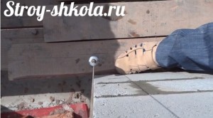 Проверка кладки с помощью отвеса