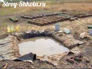 Выкапываем яму для замеса самана