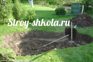 Выкапываем яму вглубь и делаем края